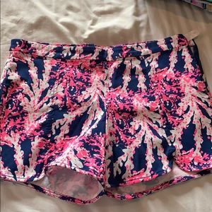 Size 8 side zip Lilly Pulitzer shorts.